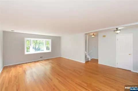 Living - 85 Primrose Ln #B, Paramus, NJ 07652 photo 3 of 9