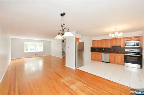 Living - 85 Primrose Ln #B, Paramus, NJ 07652 photo 1 of 9