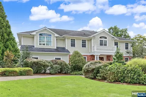 359 Lakeview Dr, Wyckoff, NJ 07481