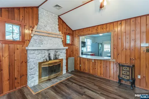 Living - 53 Laurel Dr, Wayne, NJ 07470 photo 4 of 6