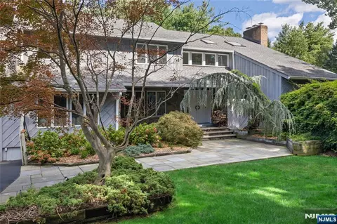 22 Angela Ct, Woodcliff Lake, NJ 07677
