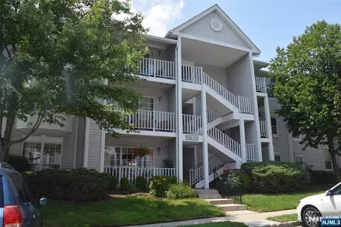 1104 Sage Ct, Mahwah, NJ 07430