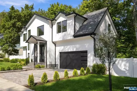 35 Harvey St, Closter, NJ 07624