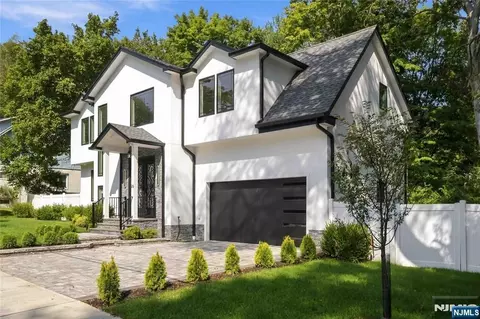 35 Harvey St, Closter, NJ 07624