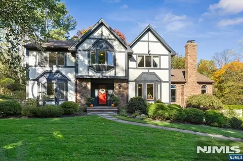 2 Windham Ct, Woodcliff Lake, NJ 07677