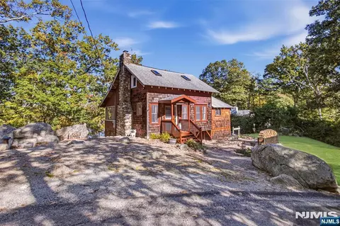14 Saugtaug Trl, Byram, NJ 07821