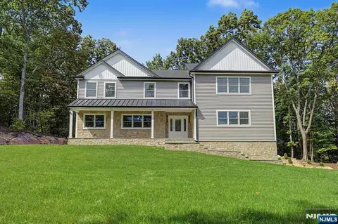 119 Stag Hl, Mahwah, NJ 07430