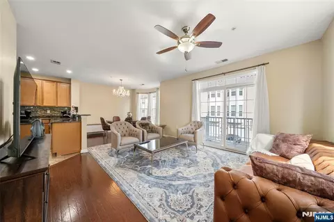 3 Holly Ln, Garfield, NJ 07026