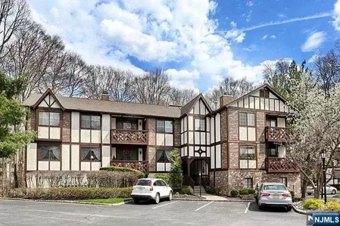 2004 Hawthorne Ln, Mahwah, NJ 07430
