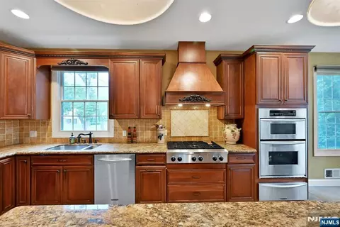 Kitchen - 254 Wilson Ave, Paramus, NJ 07652 photo 3 of 4