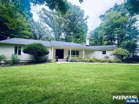 573 Kiowa Dr, Franklin Lakes, NJ 07417