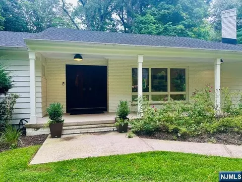 573 Kiowa Dr, Franklin Lakes, NJ 07417