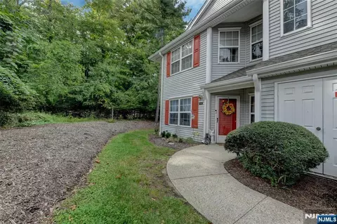 4601 Tudor Dr, Pompton Plains, NJ 07444