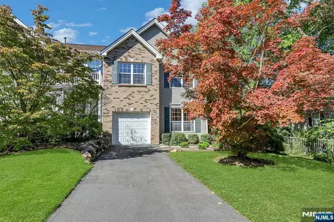 377 Green Mountain Rd, Mahwah, NJ 07430