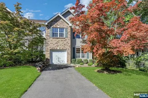 377 Green Mountain Rd, Mahwah, NJ 07430