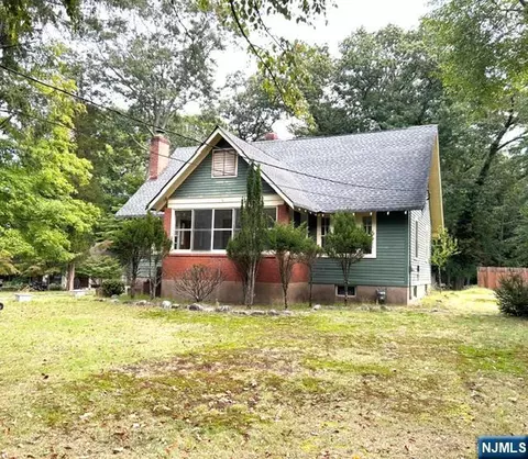 440 Cedar Ln, River Vale, NJ 07675