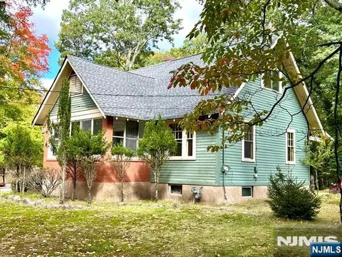 440 Cedar Ln, River Vale, NJ 07675