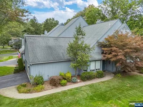 25 Braeburn Dr, Township Of Washington, NJ 07676