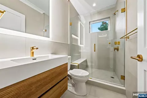 Bath - 761 Cathy Ann Ct, Paramus, NJ 07652 photo 4 of 10