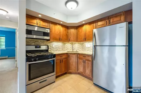 1409 Faulkner Ct, Mahwah, NJ 07430