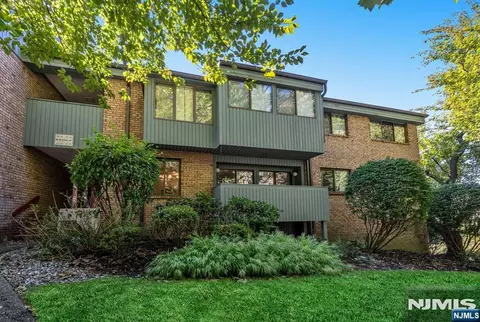 141 Indian Hollow Ct, Mahwah, NJ 07430