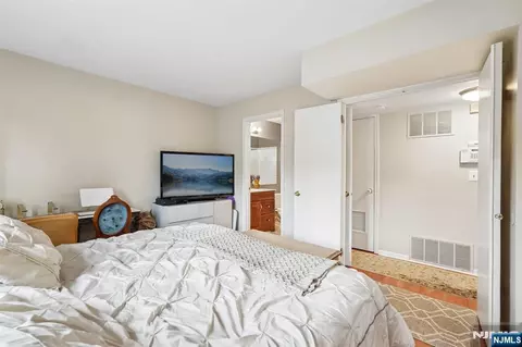 Bedroom - 11 Stevens Ct, Bedminster, NJ 07921 photo 5 of 9