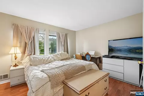 Bedroom - 11 Stevens Ct, Bedminster, NJ 07921 photo 2 of 9