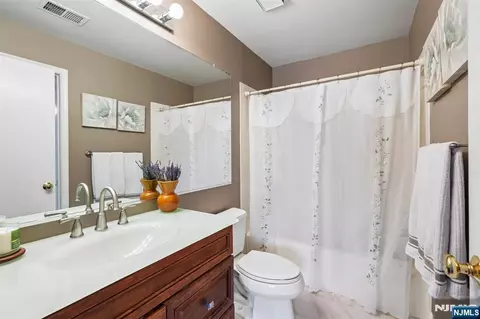Bath - 11 Stevens Ct, Bedminster, NJ 07921 photo 2 of 3