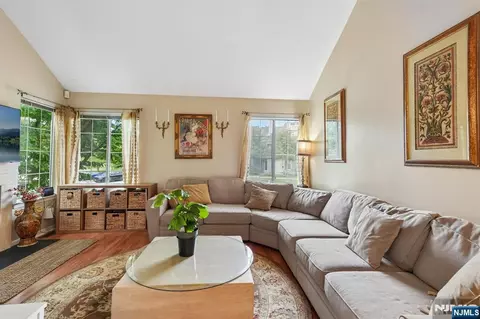 Living - 11 Stevens Ct, Bedminster, NJ 07921 photo 2 of 2