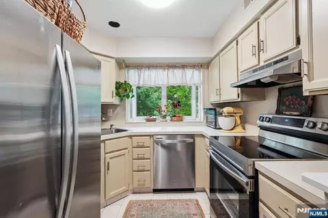 Kitchen - 11 Stevens Ct, Bedminster, NJ 07921 photo 2 of 2