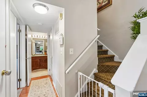 Entry Way - 11 Stevens Ct, Bedminster, NJ 07921 photo 2 of 2