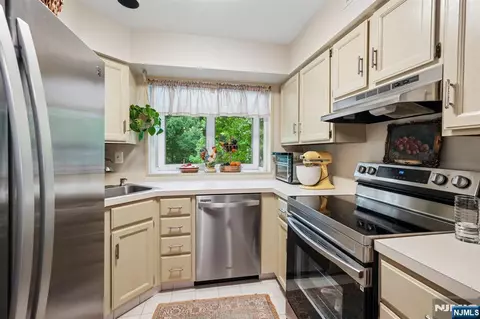 Kitchen - 11 Stevens Ct, Bedminster, NJ 07921 photo 1 of 2