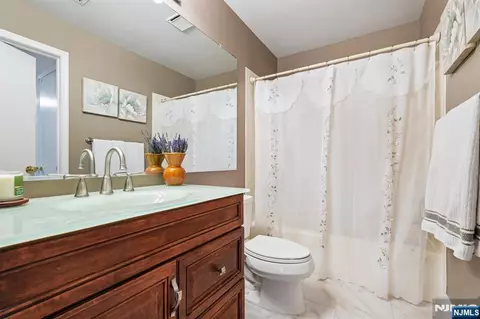 Bath - 11 Stevens Ct, Bedminster, NJ 07921 photo 3 of 3