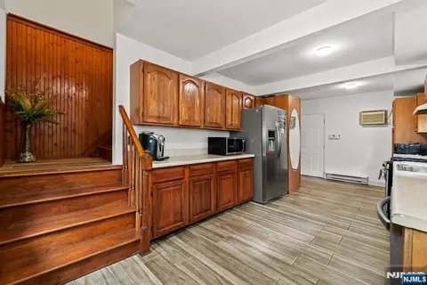 Entry Way - 19 Skyland Ave, Haskell, NJ 07420 photo 2 of 2