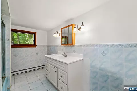Bath - 19 Skyland Ave, Haskell, NJ 07420 photo 1 of 3