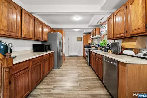 Entry Way - 19 Skyland Ave, Haskell, NJ 07420 photo 1 of 2