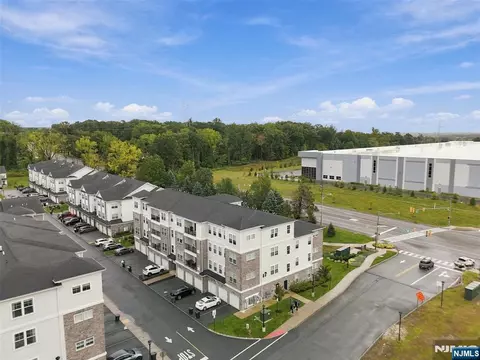 11 Veterans Way #121, Morris Plains, NJ 07950
