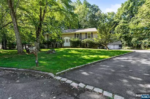 61 Charles St, Allendale, NJ 07401