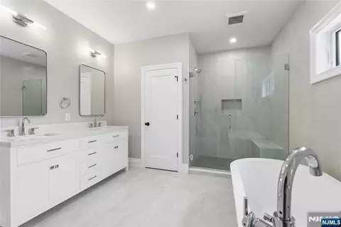 Entry Way - 367 Johnson Ave, Teaneck, NJ 07666 photo 15 of 15