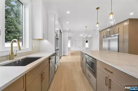 Entry Way - 367 Johnson Ave, Teaneck, NJ 07666 photo 6 of 15