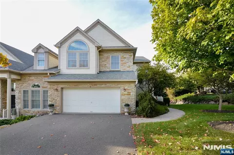 12 Skyview Dr, North Haledon, NJ 07508