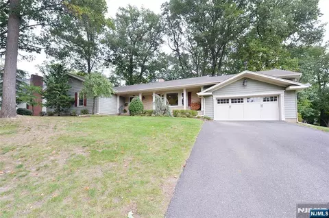 632 Iroquois St, Oradell, NJ 07649