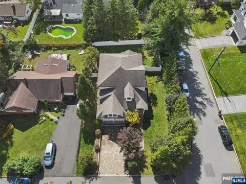 84 Woodmere Ln, Tenafly, NJ 07670