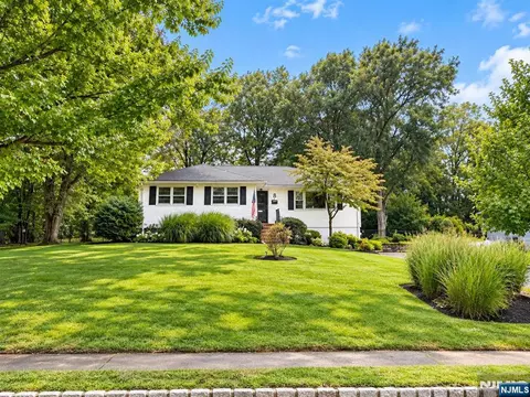 8 Country Clb, Livingston, NJ 07039