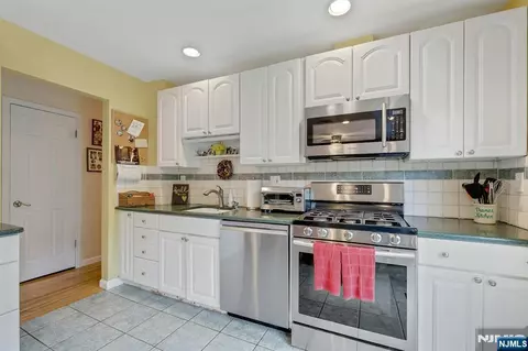 Kitchen - 21 Aldrin Dr, Wanaque, NJ 07465 photo 3 of 4