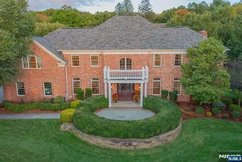 19 Mettowee Farms Ct, Saddle River, NJ 07458