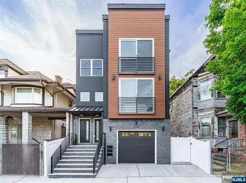 257 7th St, Newark, NJ 07103