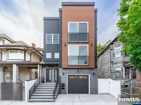 257 7th St, Newark, NJ 07103
