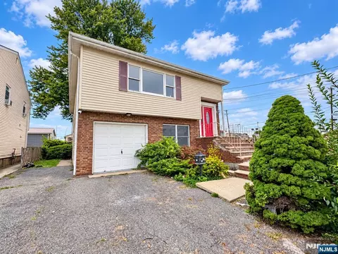 43 Hope St, Lodi, NJ 07644