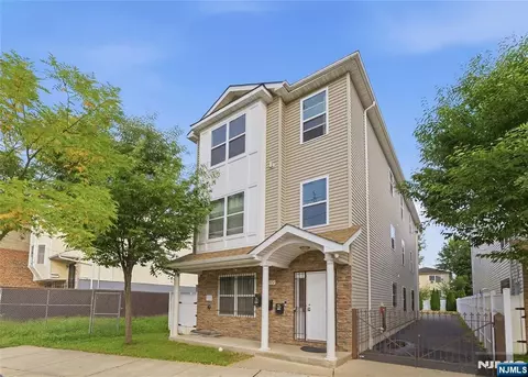 574 S 11th St, Newark, NJ 07103